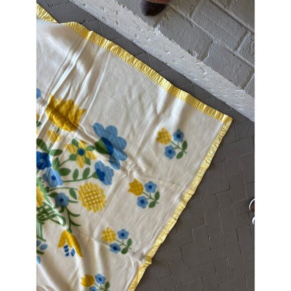 Vintage Floral Blanket With Yellow Satin Trim - Picture 4 of 5